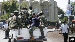 Pasukan pemberontak M23 berpatroli di sekitar Bank Sentral Goma, timur Congo (26/11). 