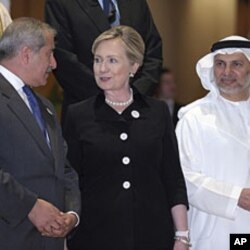 La secrétaire d'Etat Hillary Clinton, le chef de la diplomatie jordanienne, Nasser Judeh, à gauche, et celui des Emirats arabes unis, Anwar Gargash, à droite, lors de la réunion d' Abu Dhabi