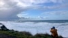 Seorang pria mengabadikan gelombang pasang ekstrem di Rodea Point, di Lincoln County, Oregon, 11 Januari 2020. (Foto: AP)