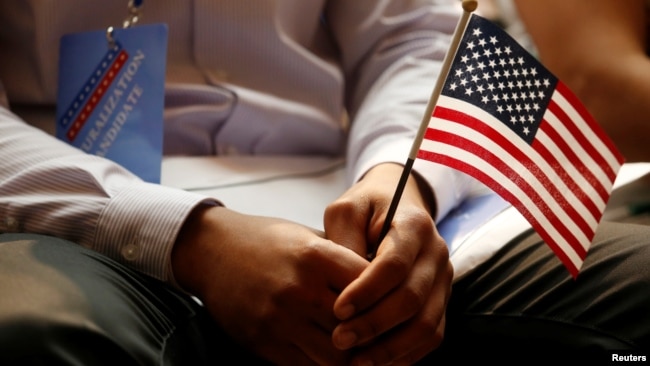 一名新入籍的美国公民手持美国国旗