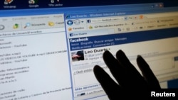 Leonardo Duarte, seorang tunanetra warga Buenos Aires, meraba layar komputer sambil mendengarkan program khusus yang membacakan email untuknya. 