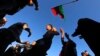 利比亚人周日庆祝推翻卡扎菲起义两周年