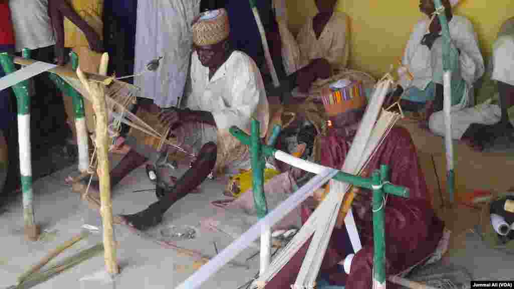 Wani mutum yana saka a Agayawa jihar Katsina Nigeria