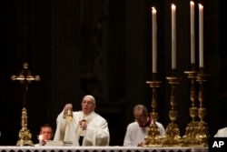 El papa Francisco celebra misa con miembros de instituciones religiosas con motivo de la celebración del XXIII día mundial de la vida consagrada en la Basílica de San Pedro, en el Vaticano, sábado 2 de febrero de 2019. (Foto AP / Gregorio Borgia)