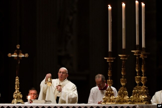 El Papa Francisco celebra misa con miembros de instituciones religiosas con motivo de la celebración del XXIII día mundial de la vida consagrada en la Basílica de San Pedro, en el Vaticano, sábado 2 de febrero de 2019. (Foto AP / Gregorio Borgia)