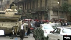 Para polisi di Mesir tak ketinggalan menuntut gaji yang lebih tinggi dalam unjuk rasa di Kairo (14/2).