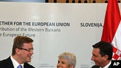 Slovenski premijer Borut Pahor and hrvatska premijerka Jadranka Kosor i povjerenik EU za proširenje Stefan Fuele u Brdu Pri Kranju, 20. ožujka 2010.