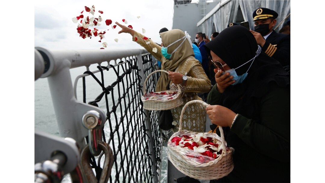 Keluarga penumpang Sriwijaya Air penerbangan SJ 182 yang jatuh ke laut, menabur bunga dari geladak kapal TNI Angkatan Laut KRI Semarang, di lokasi jatuhnya pesawat tersebut, 22 Januari 2021.