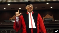 Chánh án Akil Mochtar của Tòa bảo hiến Indonesia đã bị bắt về tội nhận hối lộ và các nhà điều tra đã tịch thu 261.000 đôla tiền mặt tại nhà ông để làm bằng chứng.