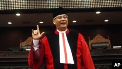Ketua Mahkamah Konstitusi Akil Mochtar berpose seusai pengambilan sumpah jabatan di Jakarta, 20 Agustus 2013 (Foto: dok). 
