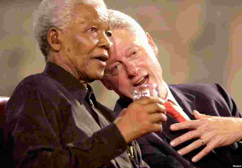 지난 2003년 7월 런던 웨스트민스터홀의 행사장에서 넬슨 만델라 전 남아공 대통령(왼쪽)이 빌 클린턴 전 미국 대통령과 대화하고 있다.