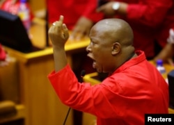 ທ່ານ Julius Malema, ຜູ້ນຳຝ່າຍຊາຍຈັດຈາກພັກຕໍ່ສູ້ເພື່ອເສລີພາບດ້ານເສດຖະກິດ (EFF), ສະ​ເໜີຂັດຄ້ານ ກ່ອນ​ທີ່​ຈະ​ຖືກນຳ​ອອກ​ຈາກ​ກອງ​ປະຊຸມ ຄຳ​ຖາມ​ຄຳຕອບ ປະທານາທິບໍດີ ​ເຈ​ກັບ ຊູ​ມາ (Jacob Zuma) ​ເມືອງ Cape Town, ອາ​ຟຣິກາ, 17 ພຶດສະພາ 2016.