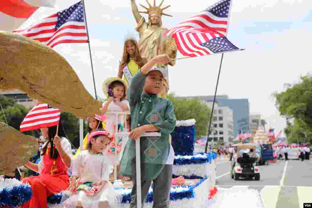 هزاران نفر از سراسر آمریکا برای جشن گرفتن روز استقلال به واشنگتن آمده بودند.