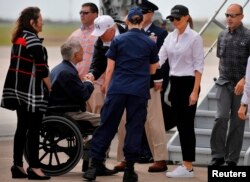 El presidente de EE.UU. Donald Trump, la primera dama Melania Trump llegan al aeropuerto internacional de Corpus Christi y son recibidos por el gobernador de Texas Greg Abbott.