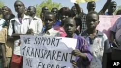 South Sudanese express their support as President Salva Kiir declared a halt on all oil operations in South Sudan, in Juba, January 23, 2012.