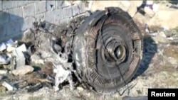 Một trong những động cơ của chiếc máy bay Boeing 737-800 của Ukraine International Airlines bị rơi sau khi cất cánh từ sân bay Imam Khomeini của Tehran vào ngày 8 tháng 1 năm 2020.