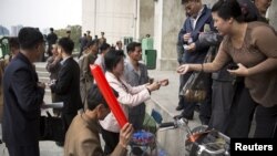 지난 2015년 10월 축구경기가 열린 평양 김일성경기장에서 북한 주민들이 원화 혹은 달러화로 막대풍선을 구입하고 있다.