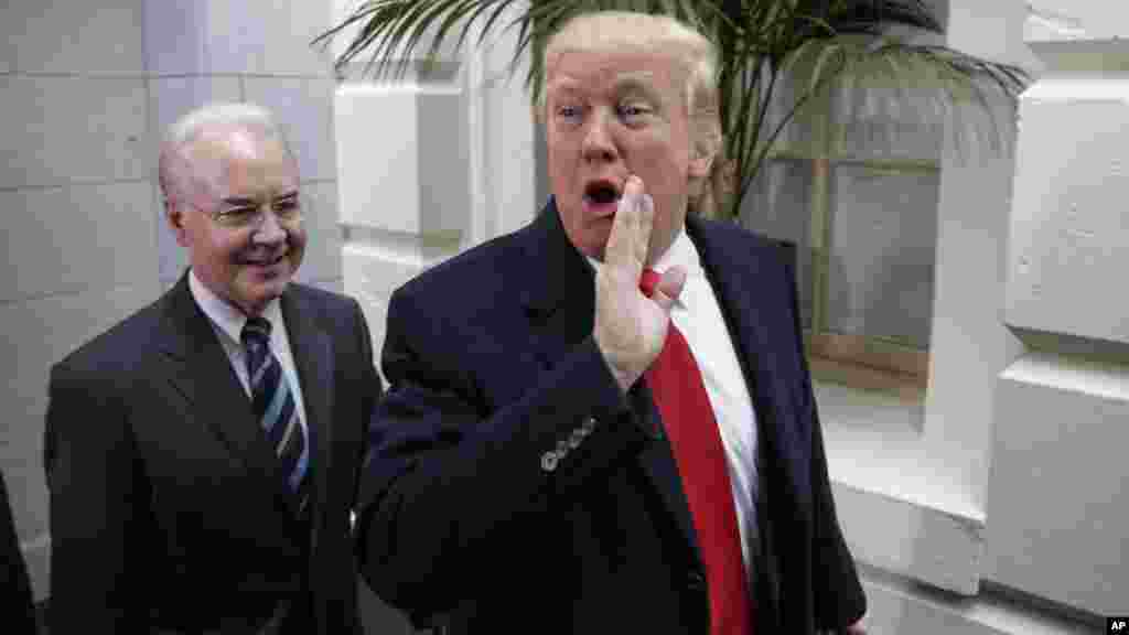 Le président Donald Trump et le Secrétaire à la santé et aux affaires sociales, Tom Price, arrivent au Capitole à Washington, le 21 mars 2017.