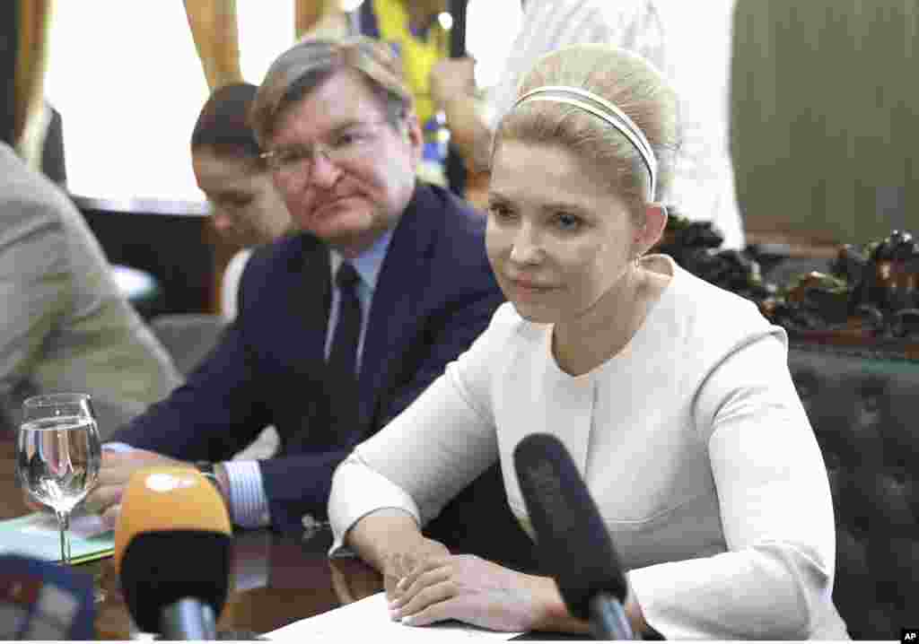 Ukrainian presidential candidate Yulia Tymoshenko speaks to former U.S. Secretary of State Madeleine Albright in Kyiv, May 24, 2014.