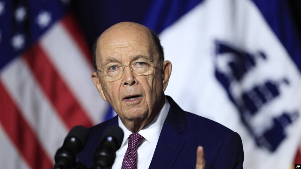 ARCHIVO - En esta fotografía de archivo del 16 de julio de 2018, el secretario del Departamento de Comercio de Estados Unidos, Wilbur Ross, hace declaraciones a los empleados de esa agencia en Washington (AP Foto/Manuel Balce Ceneta)