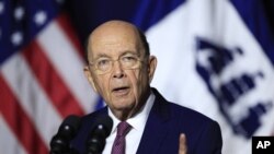 ARCHIVO - En esta fotografía de archivo del 16 de julio de 2018, el secretario del Departamento de Comercio de Estados Unidos, Wilbur Ross, hace declaraciones a los empleados de esa agencia en Washington (AP Foto/Manuel Balce Ceneta)