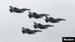 Taiwan Air Force's F-16 fighter jets fly during the annual Han Kuang military exercise at an army base in Hsinchu, northern Taiwan, July 4, 2015. 