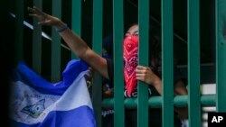 Grupos de derechos humanos, opositores y miembros de la sociedad civil reclaman entre otras asuntos la liberación de más de 136 hombres y mujeres que guardan prisión y son víctimas del conflicto político y social que enfrenta Nicaragua.