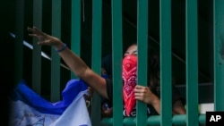 La aguda crisis de derechos humanos en Nicaragua ha sido denunciada por la Alta Comisionada de Naciones Unidas para DD.UU. y otras instancias del hemisferio. En la imagen estudiantes reprimidos en protestas 2018 por el gobierno de Ortega. (Foto archivo) 