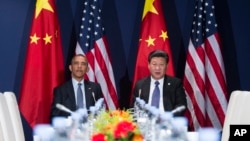 Presiden AS Barack Obama (kiri) dan Presiden China Xi Jinping bertemu di sela-sela konferensi iklim PBB COP21 di Paris (foto: dok).