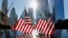 Banderas estadounidenses decoran el Memorial al 9/11 en el vigésimo aniversario de los ataques del 11 de septiembre en Manhattan, Nueva York, EE. UU., 11 de septiembre de 2021.