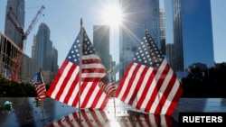 Banderas estadounidenses decoran el Memorial al 9/11 en el vigésimo aniversario de los ataques del 11 de septiembre en Manhattan, Nueva York, EE. UU., 11 de septiembre de 2021.