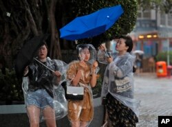 Passagem da tempestade tropical Pakhar em Victoria Habour, Hong Kong, 27 de Agosto, 2017.