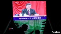 北京街头巨型屏幕播放的中国领导人习近平参加中共19届六中全会的图像。（2021年11月11日）