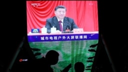 北京街头巨型屏幕播放的中国领导人习近平参加中共19届六中全会的图像。（2021年11月11日）
