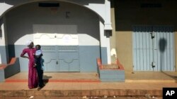 Une femme dans une rue de Banjul, en Gambie, le 18 janvier 2017.