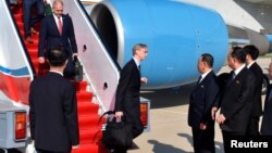 지난 9일 김정은 북한 국무위원장과의 회동을 위해 브라이언 훅 미 국무부 선임 정책기획관(가운데)과 마이크 폼페오 국무장관을 포함한 국무부 직원들이 평양 순안 공항에 도착하고 있다. 