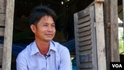 លោក ​គង់ គឹមហុន​ អាយុ​៤០ឆ្នាំ​ អ្នក​ចិញ្ចឹមត្រី​នៅ​ភូមិបាទី ​ស្រុកពាមរក៍​ ខេត្តព្រៃវែង ​ថ្ងៃទី​២២​ ខែ​កក្កដា​ ឆ្នាំ២០២០។ (ហ៊ាន​ សុជាតា​/វីអូអេ)​
