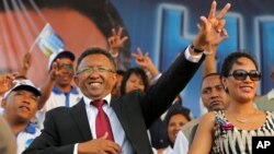 FILE - Hery Rajaonarimampianina (L) acknowledges the crowd with his wife Lalao (R) at a campaign rally.