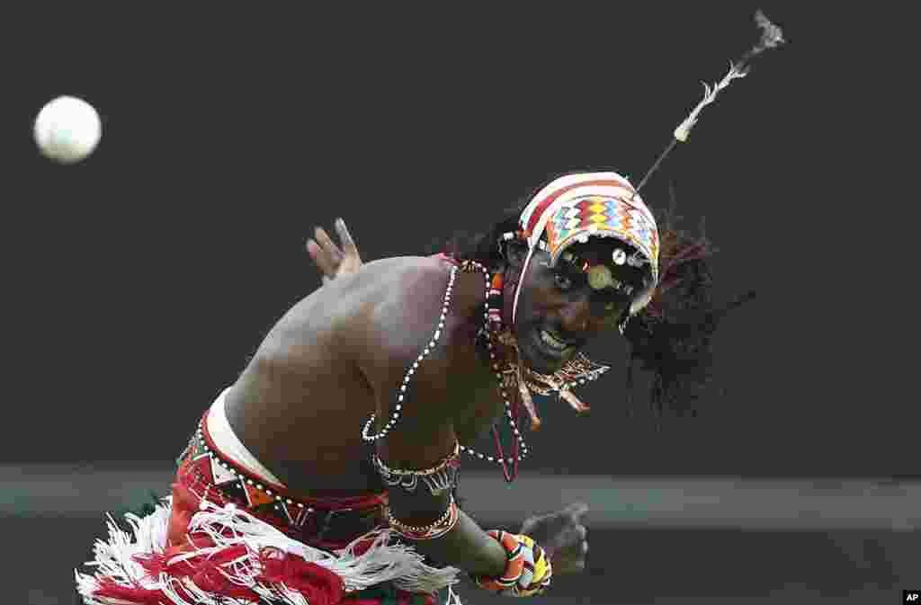 សមាជិកនៃក្រុមកីឡាគ្រីកេត Maasai Cricket Warriors គប់គ្រាប់បាល់នៅអំឡុងពេលប្រកួតកីឡាគ្រីកេតសប្បុរសធម៌មួយជាមួយនឹងអតីតកីឡាករបាល់ឱប Rubgy នៅក្រុង Sydney ប្រទេសអូស្រ្តាលី។