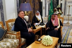 El secretario de Estado de EE.UU., Mike Pompeo, se reúne con el rey de Arabia Saudí, Salman bin Abdulaziz Al Saud, en Riad, el 16 de octubre de 2018.