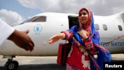  Malala Yousafzai arrive au camp de refugiés de Dadaab, à la frontière entre la Somalie et le Kenya, le 12 juillet 2016.