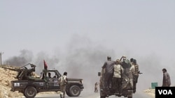 Pasukan pemberontak Libya saat merebut kota Al-Qawalish dari pasukan pro-Gaddafi (6/7).