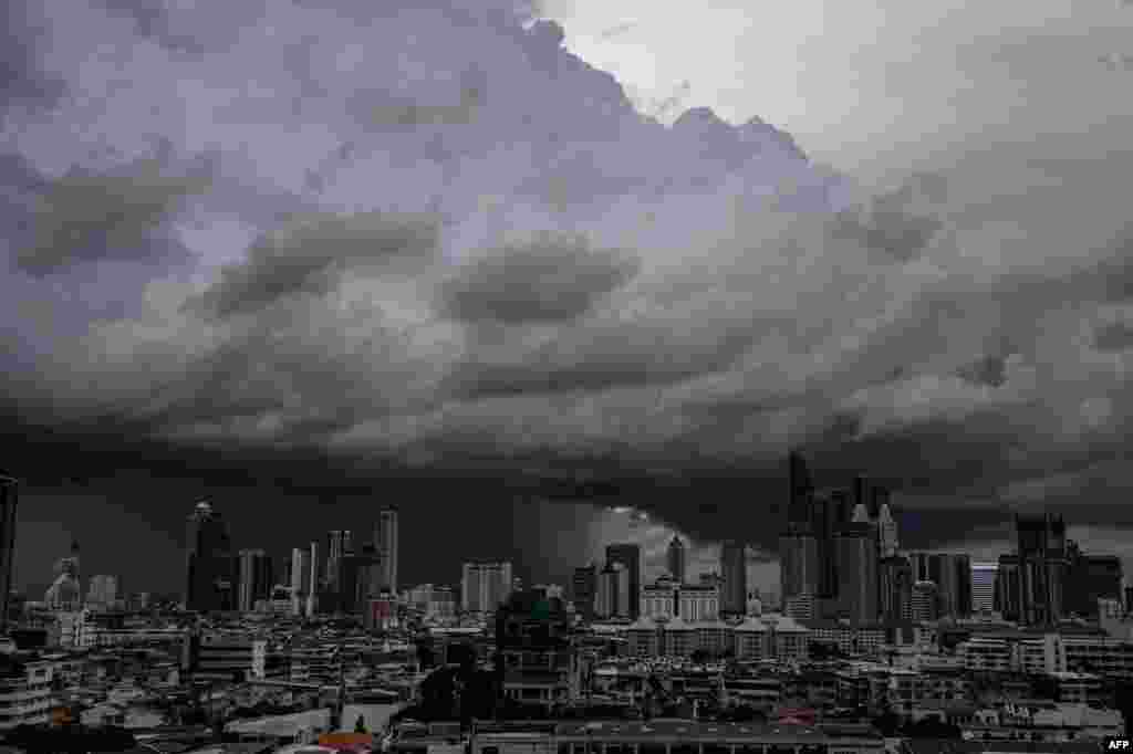 Nuvens carregadas pairam sobre a baixa de Bangkok, na Tailândia.