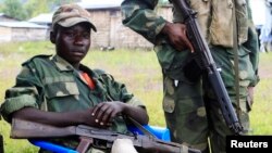 Des enfants-soldat du M23 près d'un poste de contrôle à Kanyaruchinya, à 3 km au nord de Goma dans le Nord-Kivu, le 15 mai 2013 (Reuters/James Akena) 