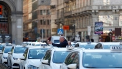 Una larga fila de taxis esperan por clientes inexistentes en Milán el 28 de febrero de 2020.
