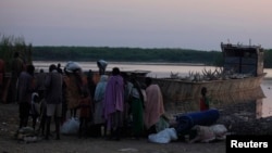남수단에서 내전이 심각한 보르 지역 난민들이 14일 폭력을 피해 배를 타고 호수를 건너 민카만에 도착했다. (자료사진)