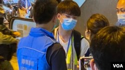 16歲中學生記者Perry7月19日下午在元朗西鐵站採訪7-21襲擊事件一週年紀念活動，被警方傳媒聯絡隊人員截查。(美國之音湯惠芸)
