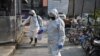 Petugas kesehatan melakukan sanitasi tempat-tempat umum di kota Wuhan, China 30/1 (foto: ilustrasi). 