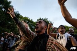 warga menarikan Haka di depan Masjid Al Noor sebagai penghormatan untuk para korban penembakan massal di Christchurch lima hari sebelumnya, 20 Maret 2019.