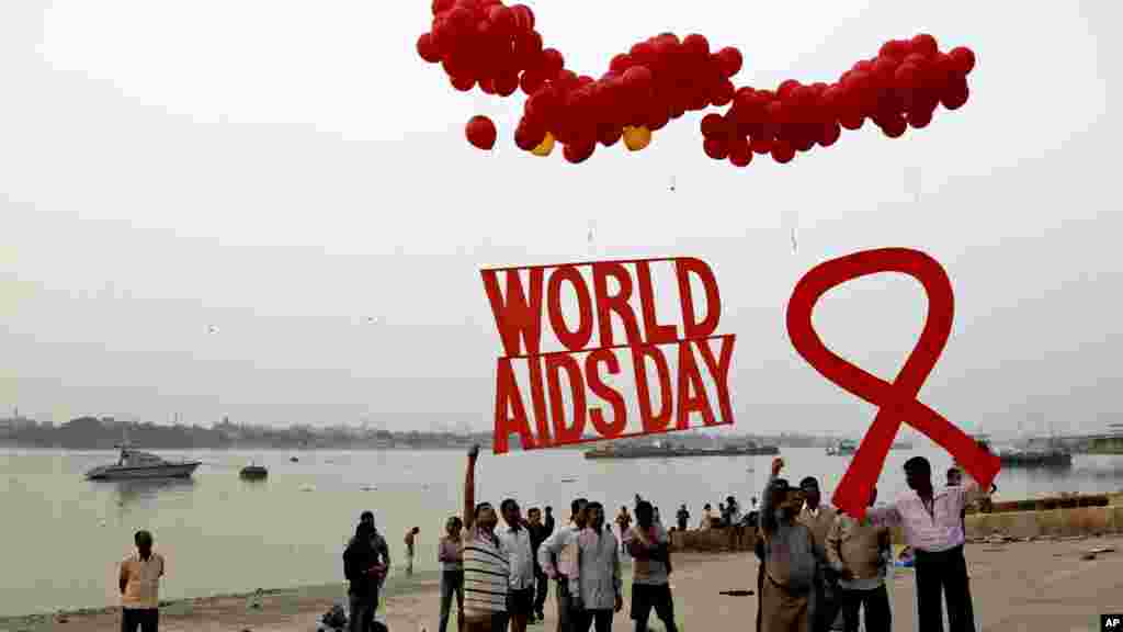 Journée mondiale de lutte contre le sida celebrée sur les rives du Gange à Kolkata, en Inde, le 30 novembre 2016.